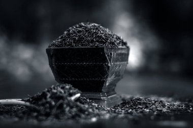 Shahjerra, kimyon tohumu bir kase ahşap yüzeyde, yakın çekim