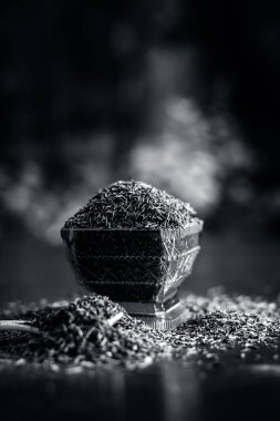 Shahjerra, kimyon tohumu bir kase ahşap yüzeyde, yakın çekim