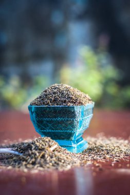 Shahjerra, kimyon tohumu bir kase ahşap yüzeyde, yakın çekim