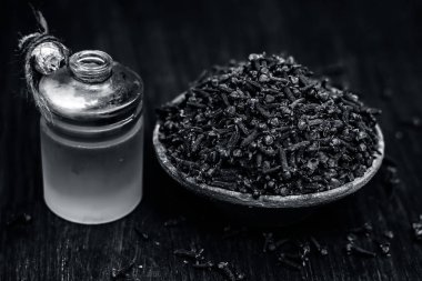 Cilt Bakımı ve sağlık için faydalı petrol bir kil kase çiğ karanfil