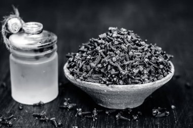 Cilt Bakımı ve sağlık için faydalı petrol bir kil kase çiğ karanfil