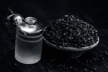 Cilt Bakımı ve sağlık için faydalı petrol bir kil kase çiğ karanfil