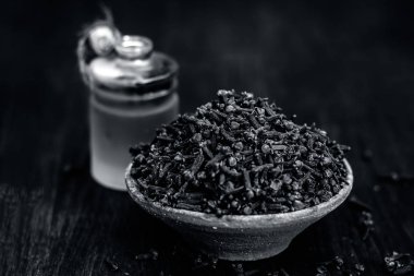 Cilt Bakımı ve sağlık için faydalı petrol bir kil kase çiğ karanfil