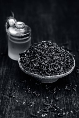 Cilt Bakımı ve sağlık için faydalı petrol bir kil kase çiğ karanfil