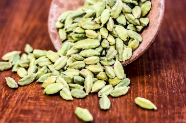 Bir kil kase yeşil kakule görünümü kapatın