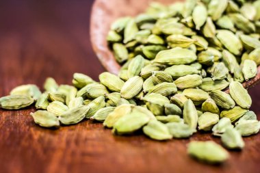 Bir kil kase yeşil kakule görünümü kapatın