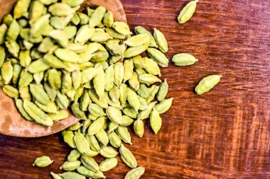 Bir kil kase yeşil kakule görünümü kapatın