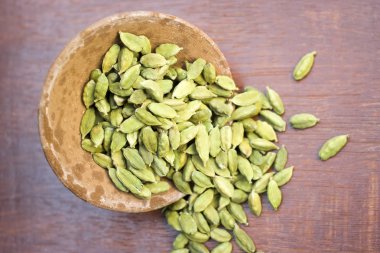 Bir kil kase yeşil kakule görünümü kapatın