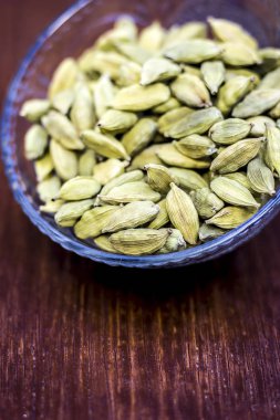 Bir kil kase yeşil kakule görünümü kapatın