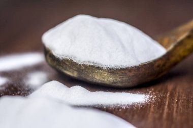 Ahşap yüzey üzerinde tahta bir kaşık kabartma tozu