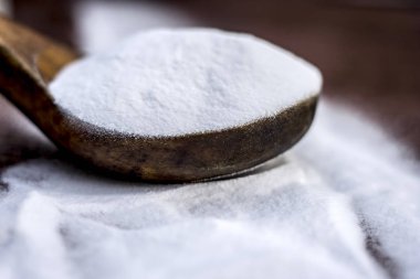 Ahşap yüzey üzerinde tahta bir kaşık kabartma tozu