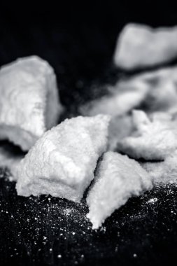 Ahşap zemin üzerinde tahta bir kaşık ortak tuz