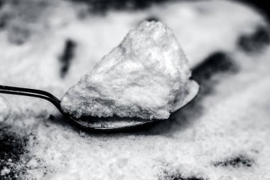 Ahşap zemin üzerinde tahta bir kaşık ortak tuz