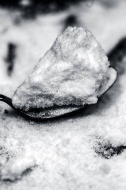 Ahşap zemin üzerinde tahta bir kaşık ortak tuz