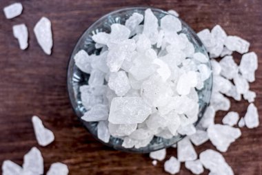 Rock şeker veya ahşap yüzeyde bir cam levha kesme şeker.