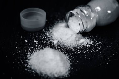 Yağmurlama tuz bakış ahşap masa üzerinde kapatın