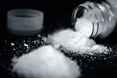 Yağmurlama tuz bakış ahşap masa üzerinde kapatın