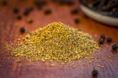 Kara biber ve onun toz görünümünü kapat