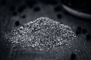 Kara biber ve onun toz görünümünü kapat