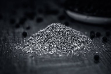 Kara biber ve onun toz görünümünü kapat