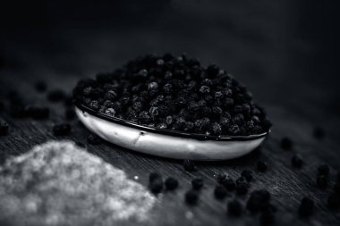 Kara biber ve onun toz görünümünü kapat