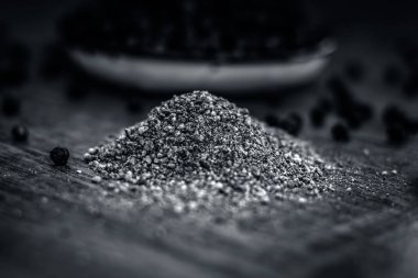 Kara biber ve onun toz görünümünü kapat