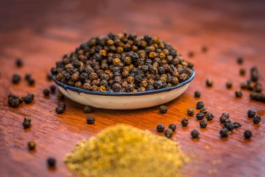 Kara biber ve onun toz görünümünü kapat