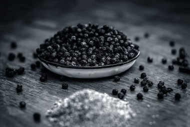 Kara biber ve onun toz görünümünü kapat