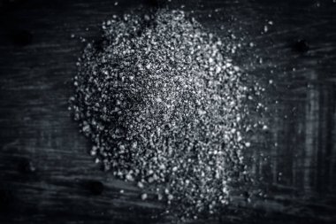 Kara biber ve onun toz görünümünü kapat