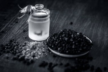 Kara biber tozu ve Ahşap Masa üzeri yağlıboya