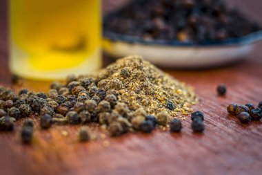 Kara biber tozu ve Ahşap Masa üzeri yağlıboya