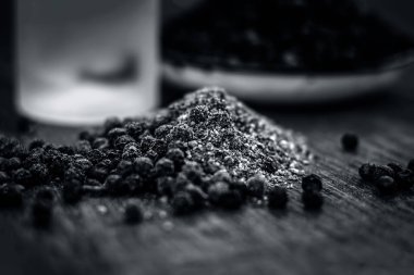 Kara biber tozu ve Ahşap Masa üzeri yağlıboya