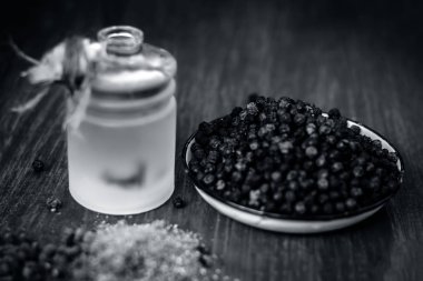 Kara biber tozu ve Ahşap Masa üzeri yağlıboya