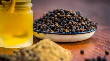 Kara biber tozu ve Ahşap Masa üzeri yağlıboya