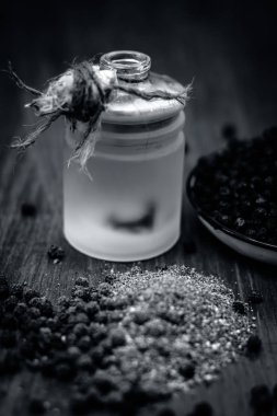 Kara biber tozu ve Ahşap Masa üzeri yağlıboya