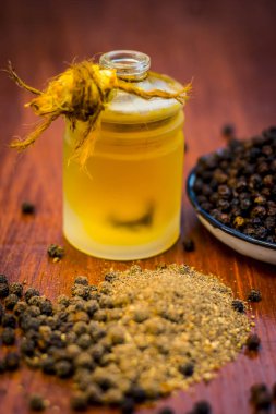 Kara biber tozu ve Ahşap Masa üzeri yağlıboya