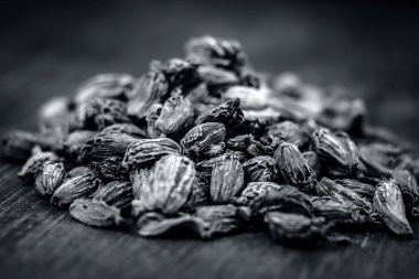 Ahşap bir yüzey üzerinde ham siyah kakule