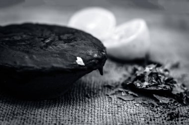 Doğal malzemelerle hamur kına. Limon, narenciye limon, Hint iliak, azadirachta Indica, neem Yapıştır ve kahve tozu.