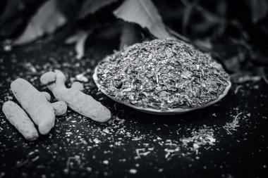 Hint leylak ve ahşap yüzey üzerinde zerdeçal tozu 