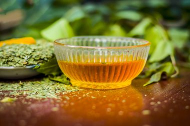 Onun dal ağaç ve zerdeçal ve diş bakımı için bal ile Hint iliacs toz görünümünü kapat