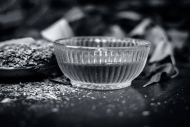 Onun dal ağaç ve zerdeçal ve diş bakımı için bal ile Hint iliacs toz görünümünü kapat