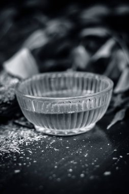 Onun dal ağaç ve zerdeçal ve diş bakımı için bal ile Hint iliacs toz görünümünü kapat