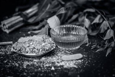 Onun dal ağaç ve zerdeçal ve diş bakımı için bal ile Hint iliacs toz görünümünü kapat