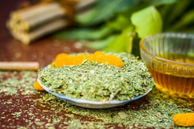 Onun dal ağaç ve zerdeçal ve diş bakımı için bal ile Hint iliacs toz görünümünü kapat