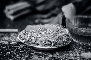 Onun dal ağaç ve zerdeçal ve diş bakımı için bal ile Hint iliacs toz görünümünü kapat