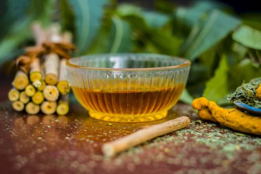 Onun dal ağaç ve zerdeçal ve diş bakımı için bal ile Hint iliacs toz görünümünü kapat