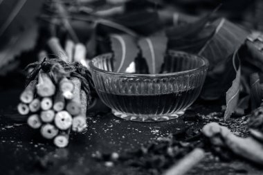 Hint leylak ve ahşap yüzey üzerinde zerdeçal tozu 