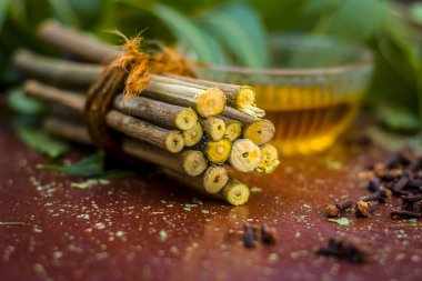 Hint leylak ve ahşap yüzey üzerinde zerdeçal tozu 