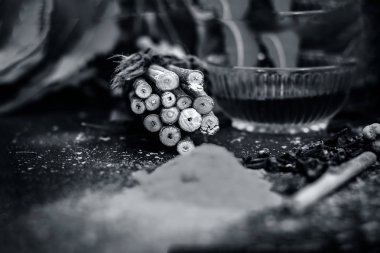 Hint leylak ve ahşap yüzey üzerinde zerdeçal tozu 