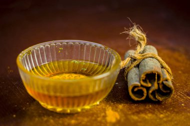 Tarçın ahşap masa üzerinde cam kapta su